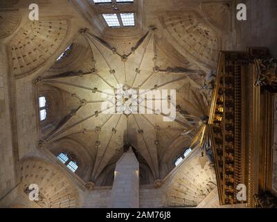 Particolare della cupola interna della Cappella nella Cattedrale di Santa Maria di Burgos, nella città di Burgos nella regione basca della Spagna settentrionale Foto Stock