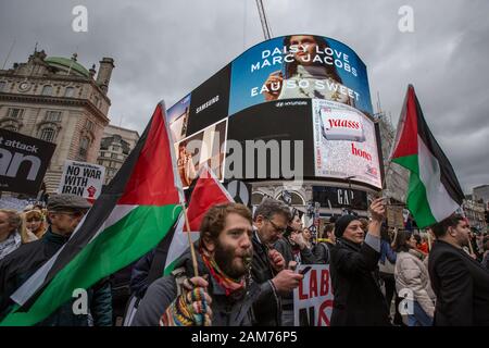 Londra, Regno Unito. 11 gennaio, 2020. Dopo l assassinio di Qasim Soleimani a Baghdad da Stati Uniti e aumentando la tensione in Medio Oriente, i manifestanti hanno marciato attraverso il centro di Londra alla domanda "no guerra all'Iran', 'no alla guerra in Iraq e 'truppe dell'Iraq". Essi quindi raccolse in Trafalgar Square di ascoltare discorsi da una gamma di persone tra cui Jeremy Crobyn. La manifestazione è stata organizzata congiuntamente da arrestare la coalizione bellica e la campagna per il disarmo nucleare e simili eventi hanno avuto luogo in tutto il Regno Unito. David Rowe/Alamy Live News. Foto Stock