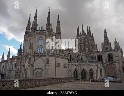 Vista delle guglie e delle torri della Cattedrale di Santa Maria di Burgos (nota anche come Notre Dame spagnola) nella città di Burgos, nella regione basca della Spagna settentrionale Foto Stock