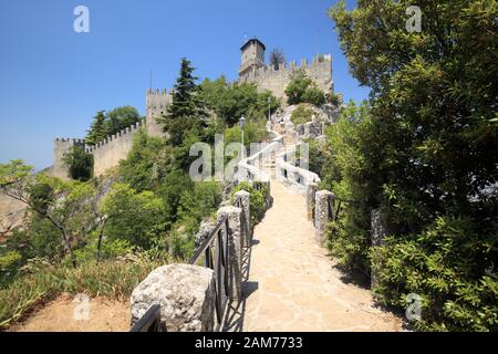 La Repubblica di San Marino, San Marino - Giugno 13, 2017: persone salendo al Monte Titano contro Guaita fortezza. Il supporto e la parte storica della città di San Mar Foto Stock