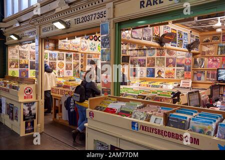 Negozio di dischi tradizionali nel mercato interno di Cardiff, nel Galles del Sud Foto Stock