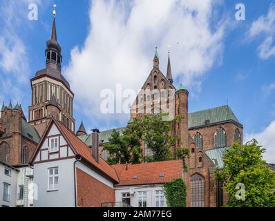 La chiesa di Santa Maria, in mattoni rossi, sovrasta le case della città anseatica di Stralsund, Mecklenburg-Vorpommern, Germania Foto Stock