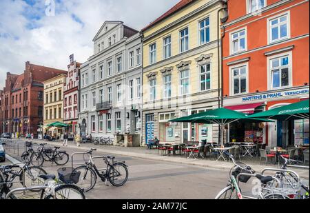 Facciate di case patrizie nella Piazza del nuovo mercato (Neuer Markt) della città anseatica di Stralsund, Mecklenburg-Vorpommern, Germania Foto Stock