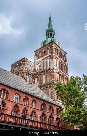 Le torri della chiesa gotica di San Nicola (Nikolaikirche), città anseatica di Stralsund, Mecklenburg-Vorpommern, Germania Foto Stock
