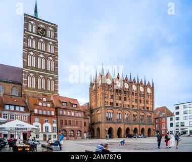 Piazza del mercato Vecchio Stralsund, con Municipio e Chiesa di San Nicola (Nikolaikirche), città Haseatic di Stralsund, Mecklenburg-Vorpommern, Germania Foto Stock