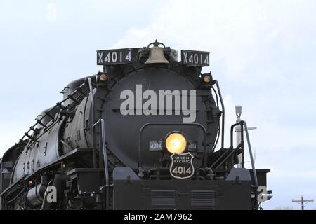 Big Boy 4014 a Ellsworth Kansas Stati Uniti con fumo, vapore in una giornata di lancio. Il 21-11-2019 è stata una giornata storica in Kansas. Foto Stock