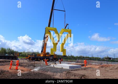 La scultura Welcome To Yorkshire 'Y' viene sollevata in posizione dalla gru in Parrots Corner, Doncaster. Foto Stock