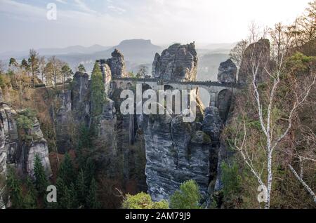 Ponte chiamato Bastei in Svizzera sassone (Germania) in una giornata di sole in primavera. Foto Stock