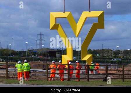 La scultura Welcome To Yorkshire 'Y' viene sollevata in posizione dalla gru in Parrots Corner, Doncaster. Foto Stock