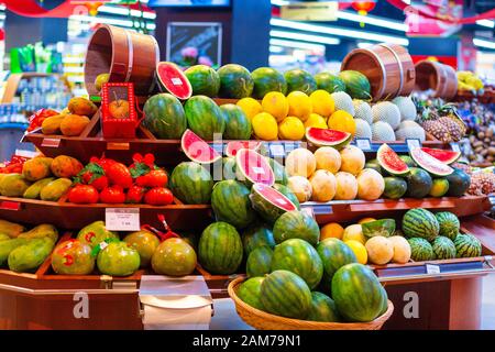 Bella impaginazione di frutta in un supermercato asiatico. Foto Stock
