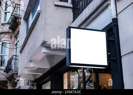 Cartello mockup e modello di cornice vuota per un logo o un testo sulla strada esterna città Pubblicità shop sfondo, moderno stile piatto Foto Stock