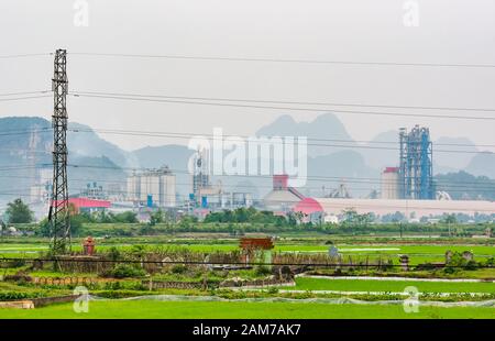 Cava di calcare industriale con risaie e tombe ancestrali, Ninh Binh, Vietnam, Asia Foto Stock