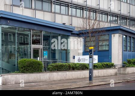 LONDRA, Regno Unito - 27 APRILE 2019: Vista esterna della sede della British Transport Police a Camden Road con cartello Foto Stock