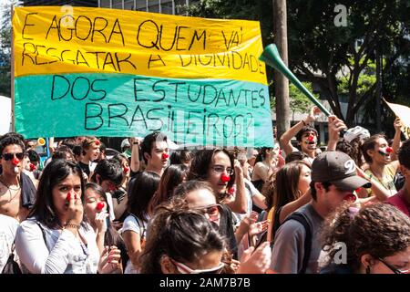 Sao Paulo, Brasile. 15 Novembre, 2010. Alta scuola e studenti del college tenere gli striscioni e insegne durante una manifestazione contro il 'Exame Nacional do Esino Medio (Enem)" (National High School Exam) lungo il quartiere finanziario di Avenida Paulista (Paulista Avenue) in Sao Paulo, Brasile. Foto Stock