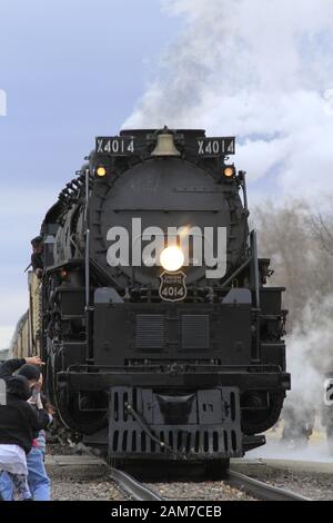 Big Boy 4014 a Ellsworth Kansas USA con Steam and Smoke in una giornata storica tra l'11 e il 21-11-2019, che è stata in una giornata di lancio. Foto Stock