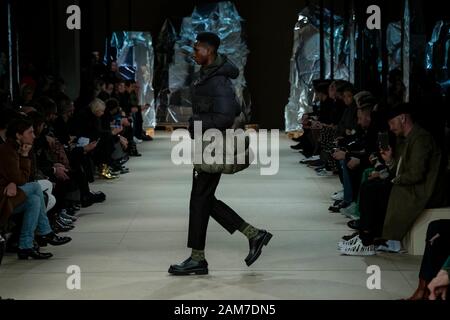 Milano, Italia. Xi gen, 2020. NEIL BARRETT Autunno/Inverno 2020/2021 pista durante la Fashion Week di Milano gli uomini Contatti Gennaio 2020 - Milano, Italia 11/01/2020 | Utilizzo di credito in tutto il mondo: dpa/Alamy Live News Foto Stock