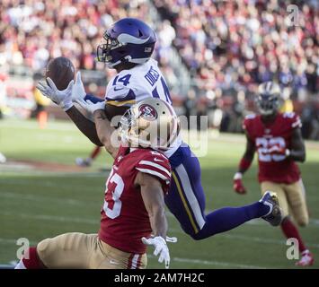 Santa Clara, Stati Uniti. Xi gen, 2020. Minnesota Vikings wide receiver Diggs Stefon (14) assume una 41 yard passare da QB Kirk cugini su San Francisco 49ers cornerback Ahkello Witherspoon (23) per un primo quarto touchdown nell'NFC Divisional Playoff a Levi's Stadium di Santa Clara in California il sabato, 11 gennaio 2020. Foto di Terry Schmitt/UPI Credito: UPI/Alamy Live News Foto Stock