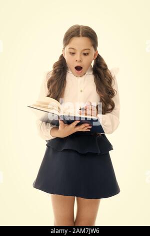 Sbagliato. Incentrato sull'istruzione. Kid una studentessa di studio. Studio nella scuola primaria. Lezione privata. Adorabile bambino schoolgirl. Istruzione formale del concetto. Istruzione scolastica di base. Scioccante fallimento. Foto Stock