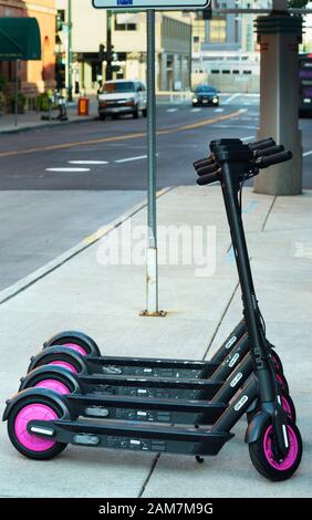 Scooter elettrici Segway disponibili a noleggio su un marciapiede nel centro di Denver, Colorado USA Foto Stock