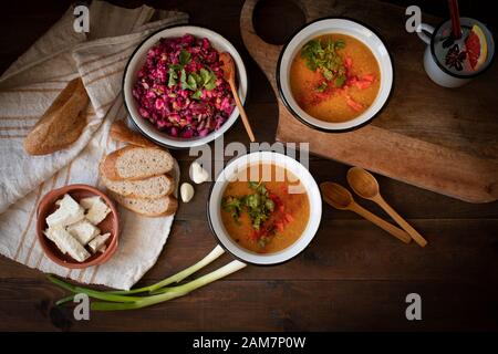 Zuppa di mais dell'Europa orientale, insalata di barbabietole, formaggio di pecora, VIN brulé Foto Stock