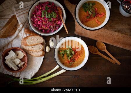 Zuppa di mais dell'Europa orientale, insalata di barbabietole, formaggio di pecora, VIN brulé Foto Stock