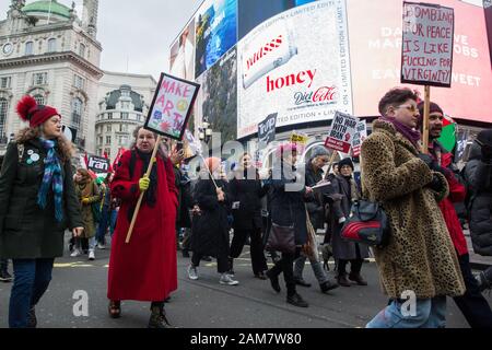 Londra, Regno Unito. 11 gennaio, 2020. Anti-guerra attivisti frequentano il No alla guerra in Iran dimostrazione organizzata da arrestare la coalizione bellica e la campagna per il disarmo nucleare per chiamate di deescalation in Medio Oriente a seguito dell'assassinio da parte degli Stati Uniti del generale iraniano Soleimani Qassem e la successiva di missili iraniani attacco su basi statunitensi in Iraq. Credito: Mark Kerrison/Alamy Live News Foto Stock