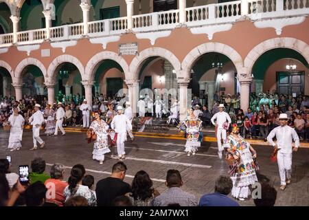 Gli artisti locali ballano la Danza Vaqueria di fronte al Palacio Municipal ogni Lunedi notte a Merida, Yucatan, Messico. Foto Stock