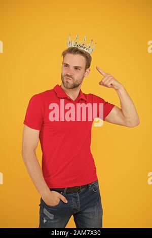 Il principe narcisistico. Il principe Golden crown. Funky principe. Gloria cercando l'uomo. L uomo che rappresenta la potenza e il trionfo. Business king. Allegro guy corona di usura. Re di stile. Conseguire la vittoria e il successo. Foto Stock