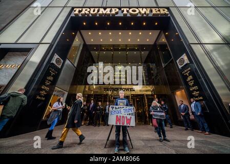 New York, Stati Uniti d'America. Xi gen, 2020. I membri del gruppo di attivisti di salita e di resistere terrà una manifestazione di protesta al Trump Tower a New York City nel gennaio 11, 2020 esigente Donald Trump per essere rimosso dall'ufficio seguendo il suo impeachment, far cadere un banner dal balcone al secondo piano della torre che leggere rimuovere TRUMP, forzando la sicurezza per evacuare la torre lobby e vicino al pubblico per più di un'ora. Credito: Erik McGregor/ZUMA filo/Alamy Live News Foto Stock