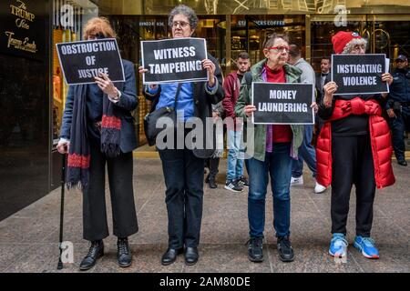 New York, Stati Uniti d'America. Xi gen, 2020. I membri del gruppo di attivisti di salita e di resistere terrà una manifestazione di protesta al Trump Tower a New York City nel gennaio 11, 2020 esigente Donald Trump per essere rimosso dall'ufficio seguendo il suo impeachment, far cadere un banner dal balcone al secondo piano della torre che leggere rimuovere TRUMP, forzando la sicurezza per evacuare la torre lobby e vicino al pubblico per più di un'ora. Credito: Erik McGregor/ZUMA filo/Alamy Live News Foto Stock