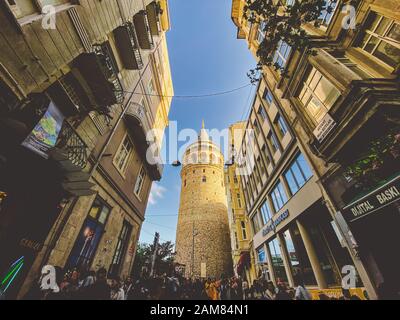 Torre Galata e la strada nel centro storico di Istanbul, Turchia 27 ottobre 2019. BELTUR Galata Kulesi o Torre Galata nella parte antica e storica di Foto Stock