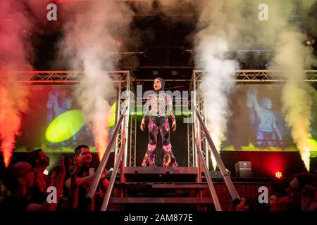 Londra, Regno Unito. 11th gennaio 2020. Né 'Phoenix' Diana, 20, campione di wrestling femminile della Malesia e il primo lottatore professionista hijab-wearing del mondo fa il suo debutto nel match britannico al torneo di ‘Wrestle Queendom 3’ organizzato da Pro Wrestling EVE a West London. La Phoenix affronta il wrestler britannico Zoe Lucas, vincendo la partita dopo aver costretto Lucas a sottomettersi. Il campione malese di Wrestlecon ha usato competere in una maschera per evitare di essere riconosciuto. Credito: Guy Corbishley/Alamy Live News Foto Stock