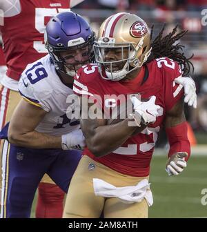 Santa Clara, Stati Uniti. 11th Gen 2020. San Francisco 49ers Cornerback Richard Sherman (25) restituisce un pass intercettato dei Minnesota Vikings quarterback Kirk Cousins destinato al ricevitore Minnesota Vikings Wide Adam Thielen (19) nel terzo trimestre della divisione NFC Playoff allo Stadio Levi's di Santa Clara, California, sabato 11 gennaio 2020. La 49ers sconfigge i Vichinghi 27-10. Foto di Terry Schmitt/UPI Credit: UPI/Alamy Live News Foto Stock