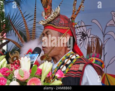 Kaohsiung, TAIWAN -- 28 SETTEMBRE 2019: Un anziano della tribù indigena Rukai parla al tradizionale festival del raccolto. Foto Stock