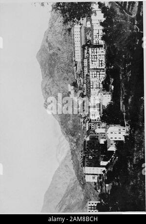 Romantica Corsica, escursioni nell'isola di Napoleone; . Non ha pagato nulla per loro, ma, manderò Mattel giù con la sedia a notte, ha detto. Voglio una nuova sedia, mi ha detto il custode, quandole ho chiesto se ha fatto la maggior parte del suo commercio con mezzi ofbarter, e Mattel mi ha promesso uno se ho dato alla sua madre-grande alcune verdure ogni giorno per una settimana. È una curiosa immagine del vecchio mondo. Repulsivo può bein alcuni aspetti, cupo e rattristante senza dubbio isto il visitatore, ma tra la più grande povertà e dismalambiente vi è felicità. C'è poco, dopo tutto, a problemi circa, e no Foto Stock