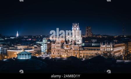 Plaza de Cibeles di notte, Madrid, Spagna. La Plaza de Cibeles è una piazza con un complesso neoclassico di sculture in marmo con fontane Foto Stock