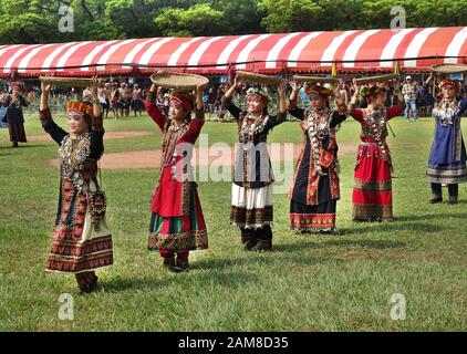 KAOHSIUNG, Taiwan -- Settembre 28, 2019: Le donne delle popolazioni indigene tribù Rukai eseguire una danza durante la tradizionale festa della mietitura. Foto Stock