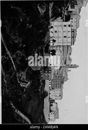 Romantica Corsica, escursioni nell'isola di Napoleone; . ncpiece. Poi iniziò presto la primitive performance, all'accompagnamento del grande tamburo, l'unico strumento musicalico. Un pony piuttosto piccolo caped il tethering rotondo, alla gioia dei giovani. Il padrone dell'anello stesso ha fatto alcune caratteristiche bizzarre con i pesi pesanti ominouslylight-osservanti. Sua figlia, con espressione apained e pained, sprecò un po' di tempo sulla corda stretta. Un altro della società jumpedfrom un cavallo a un altro come hanno trotted tondeggiante in direzioni opposte. Poi la pietanza pony di nuovo e saltò oltre i cancelli e attraverso Foto Stock