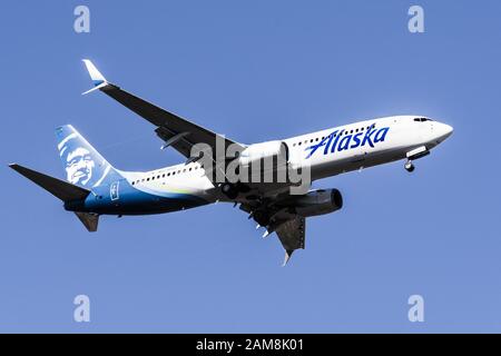 9 dicembre 2019 San Barbara / CA / USA - Alaska Airlines in preparazione per l'atterraggio; sfondo blu cielo Foto Stock