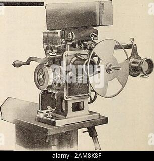 Moving Picture News (1911) . La MACCHINA DI LUNGA MANUTENZIONE ALIMENTA CAMERAGRAFO N° 6 L'unica macchina pictvire in movimento garantita contro l'usura. I nostri quattordici anni di esperienza nella costruzione esclusiva di macchine mobili di immagine ci hanno insegnato molte cose che altri produttori devono ancora imparare. Il culmine dei nostri sforzi per produrre una macchina fotografica in movimento per un servizio costante è Powers CameragraphNo, 6. Non è solo superiore ad altre macchine in assenza di sfarfallio, stabilità dell'immagine, facilità di funzionamento e freeclom dal rumore in funzione; ma è l'unica macchina sulla marke Foto Stock