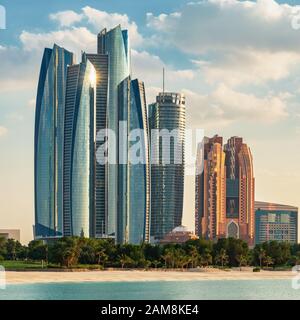 Grattacieli ad Abu Dhabi al tramonto, Emirati Arabi Uniti Foto Stock