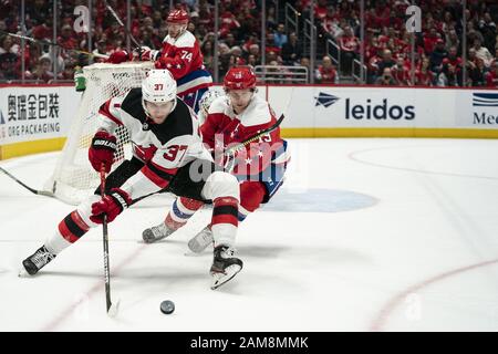 Washington, Stati Uniti. 11th Gen 2020. Il New Jersey Devils Center Pavel Zacha (37) e il Washington Capitals Center Nicklas Backstrom (19) combattono per un disco sciolto durante il secondo periodo alla Capital One Arena di Washington, DC sabato 11 gennaio 2020. Le Capitals sono alla guida della NHL in punti con 65. Foto di Alex Edelman/UPI Credit: UPI/Alamy Live News Foto Stock