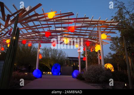 Le Lumache di plastica si illuminano, la prima sera presso i Desert Botanical Gardens di Phoenix, Arizona Foto Stock