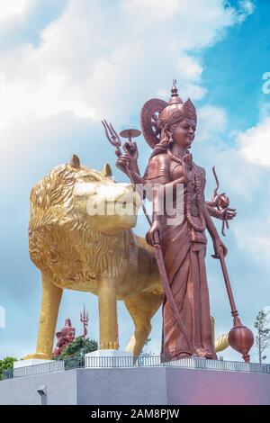 Statua degli dei Indù al lago sacro di Grand Bassin, Mauritius Foto Stock