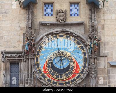 L'orologio astronomico di Praga (Prazsky orloj) sul display sul vecchio municipio (Staromestska Radnice) di Praga, Repubblica Ceca. è un iconico touristic Foto Stock