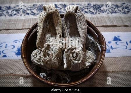 (200112) -- GANGU, 12 gennaio 2020 (Xinhua) -- Foto scattata il 10 gennaio 2020 mostra un paio di scarpe tradizionali di canapa nella contea di Gangu, nella provincia di Gansu della Cina nord-occidentale. Niu Junjun, nato nel 1987 a Gangu, iniziò il business delle scarpe insieme alla moglie Guo Juan come risultato di una storia d'amore. Niu e Guo erano compagni di college la cui storia d'amore ha iniziato con un paio di scarpe di canapa di Gangu, un patrimonio immateriale provinciale della città natale di Niu. "Le scarpe estive di canapa, comode e fresche, che Niu mi ha portato mi hanno aumentato il mio affetto per lui e poi ci siamo innamorati", ha ricordato Niu. Questo regalo speciale ha ispirato il co Foto Stock