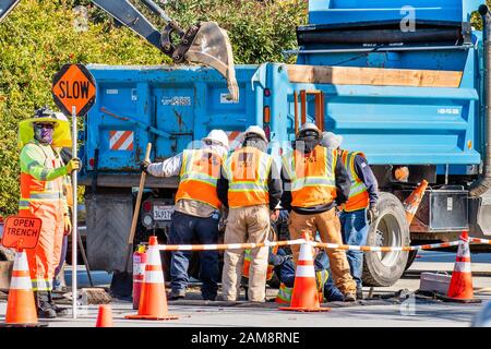 9 gennaio 2020 Mountain View / CA / USA - PG&e Work Crew che esegue riparazioni di emergenza in una città nella zona della baia di San Francisco Sud Foto Stock