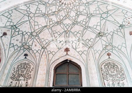 Vista dettagliata di un soffitto intricato all'interno dell'antico complesso del Forte Rosso a Nuova Delhi India Foto Stock