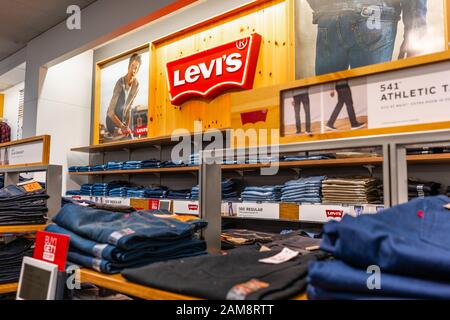 9 gennaio 2020 Mountain View / CA / USA - Levi's sezione, con diversi tipi di jeans in mostra, situato in un grande magazzino Foto Stock