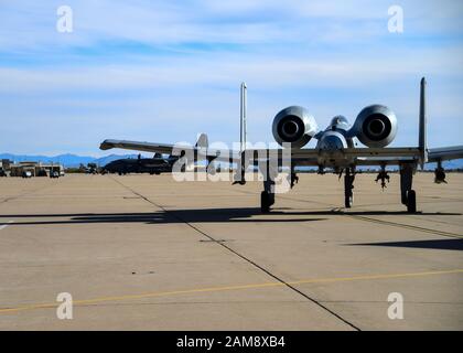 Una US Air Force A-10 Thunderbolt II si trova sulla linea di volo alla Davis-Monthan Air Force base, Arizona, 7 gennaio 2020. Le principali funzioni di A-10 sono il supporto aereo e la ricerca e il salvataggio dei combattimenti. (STATI UNITI Foto dell'aeronautica di Airman 1st Classe Jacob T. Stephens) Foto Stock